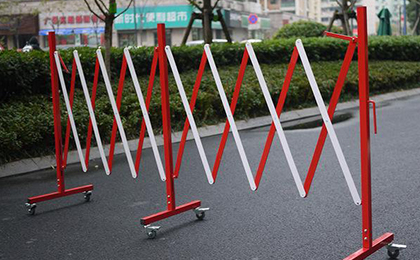 伸缩护栏